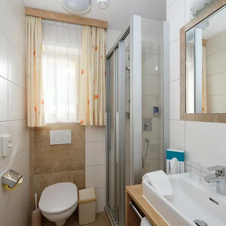 Garni Dias 住宿加早餐酒店 4*